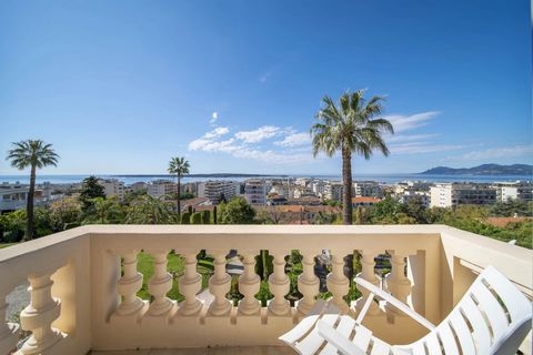 Bourgeois apartment with sea view... Located on the coveted Chill of la Californie in Cannes, within a beautiful historic and opulent 19th century building, large and pleasant 220sqm apartment. Facing south, it benefits from perfect sunshine and a ve...
