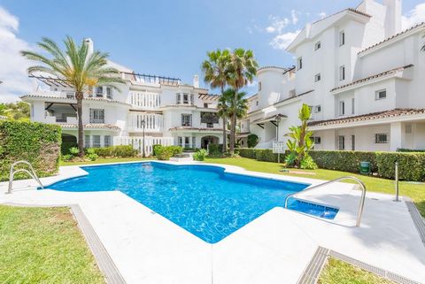 This duplex penthouse is located in the sought-after Los Naranjos urbanization in Marbella's Nueva Andalucía area. Here, you'll have various amenities within walking distance, such as the Mercadona supermarket, Puerto Banús, and the sea. The Aloha go...
