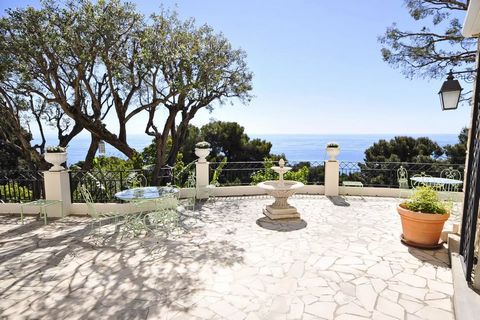 Cap d'Ail, only 1200 mt from the sea, beautiful air-conditioned apartment of 4 rooms on the ground floor of a beautiful Belle Epoque Villa. Enjoying the privilege of independent access, it consists of an entrance, a large living room, three bedrooms,...