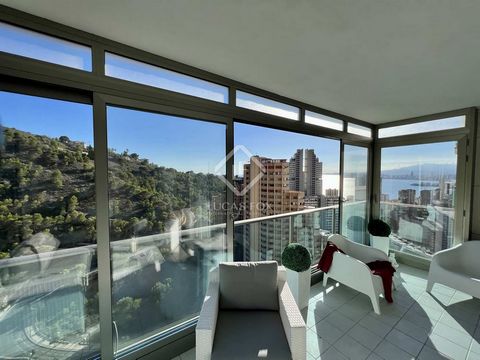 Lucas Fox presents this spectacular exclusive apartment located in the coveted upper area of Benidorm in the Torre Lugano building, which stands out for the comfort, luxury and panoramic views it offers. Upon entering the property, a lobby gives way ...