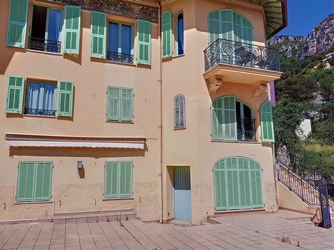 A FEW STEPS FROM THE PRINCIPALITY OF MONACO - Large two-room apartment of 55 m2 with a magnificent sea view from all rooms, a large garden, in the exceptional setting of calm and charm of a small villa from the early 1900s, renovated in 2000. On the ...