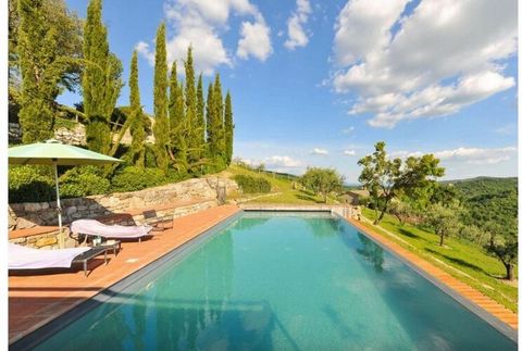 Belle villa avec 2 dépendances, piscine à débordement et jardin privé, nichée dans la campagne toscane, près de Radda in Chianti.