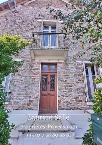 MUZILLAC 56190: in the town center, close to all shops and amenities, this stone building from the 20s to renovate is composed as follows: Garden level: kitchen, living room and pantry Level 1: kitchen, living room and 2 bedrooms Level 2: 1 bedroom, ...