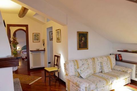 Słoneczne mieszkanie na piętrze pięknego pałacu w Menaggio z ogrodem. Mieszkanie ma 2 sypialnie i wspaniały widok.