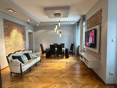 Oferuję na wynajem duże komfortowe mieszkanie w powojennym bloku z cegły o powierzchni 142 m2 w samym centrum Poznania, z okien którego rozpościera się widok na Międzynarodowe Targi Poznańskie. LOKALIZACJA Apartament w samym sercu Poznania znajduje s...