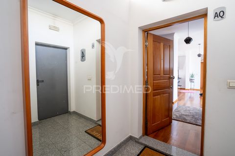 This 2+2 bedroom apartment, located in Caniço, Mãe de Deus. - Two bedrooms on the ground floor, including a suite with en-suite bathroom, plus two additional bedrooms in the attic. - A large living room integrated with the kitchen in open space. - Ba...