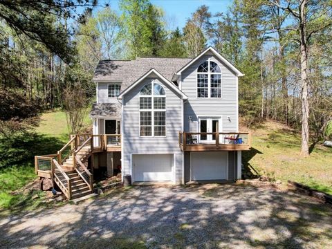 Discover your perfect Gatlinburg getaway at this charming 3-bedroom, 2.5-bath home located less than 5 miles from the vibrant downtown area. Nestled on a generous 0.89-acre lot, this residence offers a blend of privacy and convenience, making it an i...