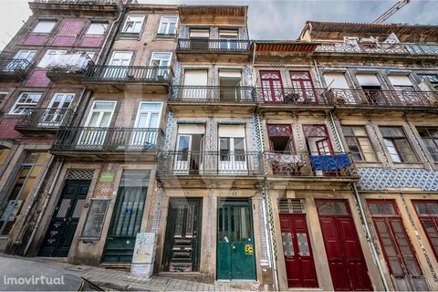 Building on Rua dos Caldeireiros, in the heart of the Historic Center of Porto , a location of excellence (ARU area), either for residence or for investment with a tremendous potential for profitability. Currently, the building is fully owned but div...