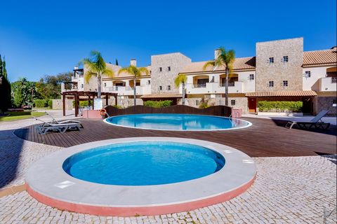 2 bedroom apartment in Vilamoura with about 113 m2 located in a gated community with swimming pool and garden. This property is located in Vilamoura, within walking distance of the golf courses and about 2.5 Km from the beach. Faro International Airp...