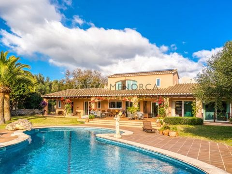 Découvrez cette maison de campagne avec piscine à vendre à Sant Lluís ! A quelques minutes du village, vous trouverez cette belle maison de deux étages avec une surface construite de 261 m² et un terrain de 8.165 m². En entrant, vous trouverez un gra...