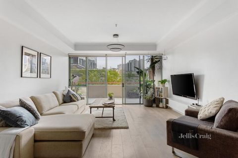 Expressions of Interest Closing on Tuesday 28th May at 3pm Accompanied by a suite of resort style amenities, this beautifully bright riverside residence offers upscale comfort with unparalleled convenience to the very best of Melbourne. Its considere...