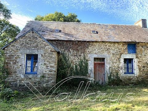 South-facing farmhouse with outbuildings, 1 adjoining, 1 independent L-shaped for a built area of 160m2 + 60m2 on the ground on a plot of land of about 700m2 in a hamlet bordering the Belon and its coastal paths. Price: 294,000 euros FAI . Agency fee...