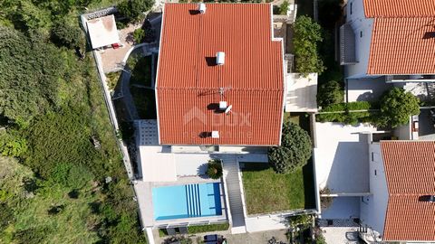 Location: Primorsko-goranska županija, Rab, Banjol. RAB ISLAND, BANJOL - House with 3 apartments + swimming pool, garden, parking, garage TOP LOCATION! A house with a total of three residential units is for sale. In nature, a semi-detached house with...