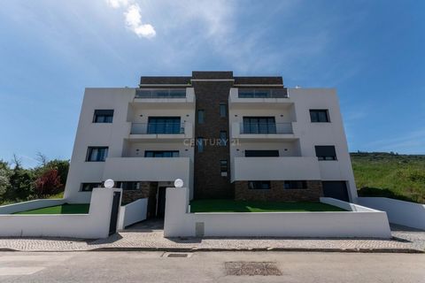 This 4 bedroom duplex flat in Arruda dos Vinhos offers a wide range of features and amenities. The presence of facades facing different orientations and the countryside can influence the entry of natural light and ventilation inside the flat. The pre...