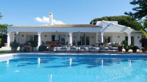 Located in Estepona. This property is a fantastic holiday home, cozy and comfortable having everything you need for an unforgettable experience. Located in the area of ​​Atalaya Baja in the middle of a residential oasis of tranquility and ten minutes...