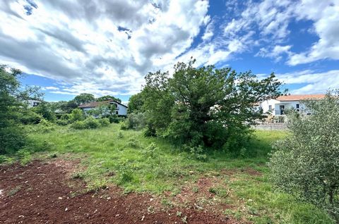 The island of Krk, Malinska, wider area, attractive building land surface area 549 m2 for sale, in an attractive location, 1000 m from the sea. The possibility of building villa with swimming pool or house with two residential units. Access road, all...
