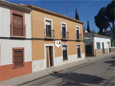 Dieses 284 m² große Reihenhaus mit 5 Schlafzimmern und 3 Bädern befindet sich im Dorf Zamoranos in der Nähe des Naturparks Sierras Subbeticas und der beliebten Städte Alcaudete, Luque und Priego de Cordoba in Andalusien, Spanien. Das Anwesen liegt an...
