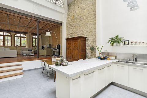 Close to the 4th arrondissement, a 5-minute walk from the Marais (Saint-Sébastien Froissart metro station), we offer you an exceptional place, in absolute calm, away from prying eyes and the hustle and bustle of Paris. Nestled in the heart of a priva...