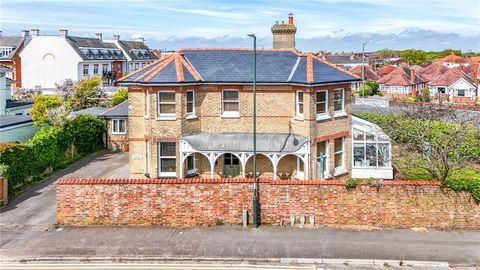 This STUNNING home, which offers an ABUNDANCE OF CHARACTER and original features benefits from over 2000 square foot of accommodation in addition to a SELF CONTAINED one bedroom ANNEXE. Set moments from TUCKTON Tea gardens and PITURESQUE RIVER WALKS ...