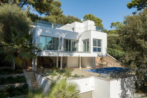 Nestled on the eastern slope of Cap d'Antibes, this contemporary villa embodies elegance and refinement. Designed with clean lines and high-quality materials, it reflects meticulous attention to architectural details. Bathed in natural light through ...