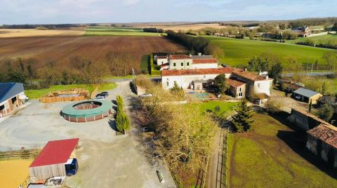 Charente-Maritime, (17400) VARAIZE. Ce domaine propose sur 5,5 hectares deux maisons d'habitation et un domaine équestre privé avec de nombreuses prestations de qualité. Possibilité de développement ou de reconversion des installations, possibilité d...