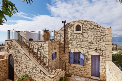 De 5 Orelia Cretan Villas & 5 Deluxe Apartments liggen aan de rand van een kleine heuvel in de buurt van het dorp Kamilari, met uitzicht op het diepblauwe water van de Middellandse Zee en zicht op de top van de berg Psiloritis, op slechts 2 km van de...