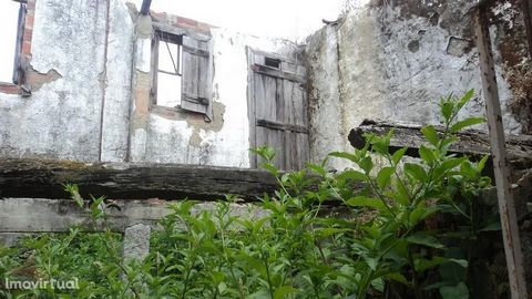 House in stone for restoration with 200m2 of land. Good access 10 minutes from the village center