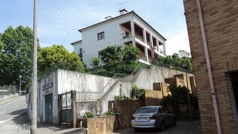 House composed of basement, ground floor, 1st and 2nd floor. Two kitchens, two living rooms, six bedrooms 500 m2 of land Excellent location at the entrance of Ponte de Lima Five minutes from the A3