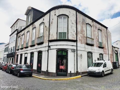 House T 7 + 2 Commercial Spaces I Matrix Great opportunity in the center of the City of Horta! Urban Building of Gaveto located on Rua Walter Bensaúde, at the junction with Rua de Jesus, with a total area of 653.30m2, consisting of two floors and an ...