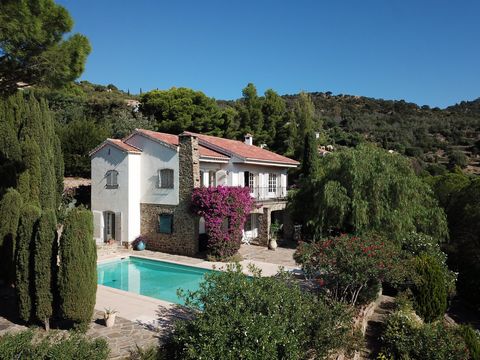 Perched on the hill, in the middle of a beautiful landscaped 3400 m2 park, come and discover this charming villa. In the sought after of Bormes Les Mimosas. The 185 m2 of accommodation includes a living room, kitchen, summer kitchen, bathrooms and sa...