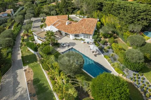 This south-west-facing 370 m2 Californian villa offers exceptional views from the hills to the sea. Carefully renovated, it comprises a main level with reception areas, a semi-open-plan kitchen and four bedrooms, including two master suites. An indep...