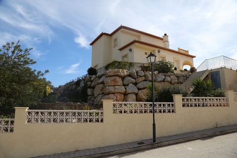 Dieses Ferienhaus mit 3 Schlafzimmern in Alcalalí, Valencia, bietet bequem Platz für 6 Personen. Es ist perfekt für eine Familie mit Kindern oder eine Gruppe. Besuchen Sie die 1 km, 3 km, 3 km und 4 km entfernten Dörfer Alcalali, Parcent, Jalon und L...