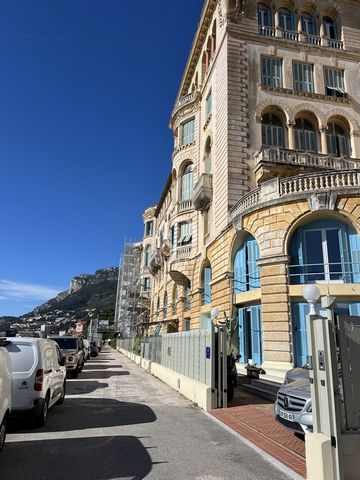 100m2 od strony południowej z panoramicznym widokiem na morze z St Jean Cap Ferrat do Bordighera w Pałacu Riviera w Beausoleil, 15 minut spacerem od Place du Casino de Monte-Carlo. To życiowy wybór, by połączyć się ze splendorem Belle Epoque! Pałac R...