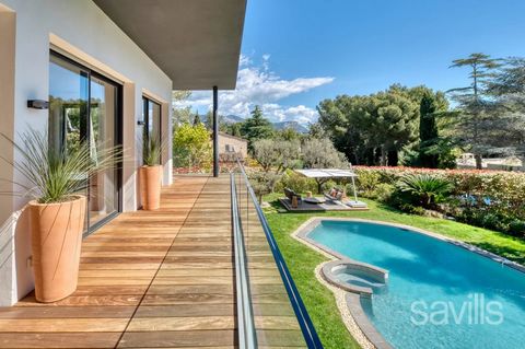 Quietly located in the heart of greenery and within easy reach of the beaches and shops of the village of Saint Jean Cap Ferrat, this contemporary, renovated 300 sq. m. villa offers maximum comfort with, on the first floor, a large reception area com...