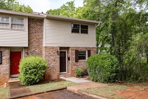 Fully renovated Five Points Townhome! Three bedroom, three bath, plus a full basement that was beautifully renovated in Oct. 2023. The remodel addressed cosmetic and all other maintenance issues. Located off Lumpkin Avenue on tucked away within a qui...