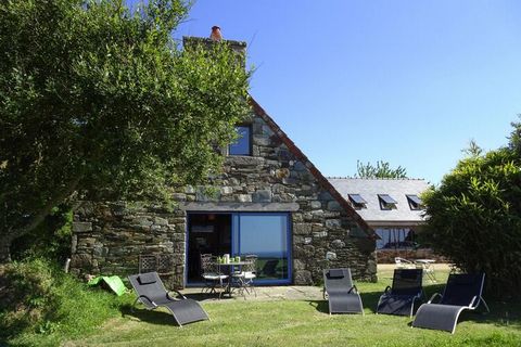 Entre terre et mer. Cette maison en pierres naturelles vous séduira par son charme rustique et coloré. Elle est située dans un petit hameau breton près de la côte de granit rose sur un terrain de 5 000 m², commun à trois logements. Depuis la terrasse...