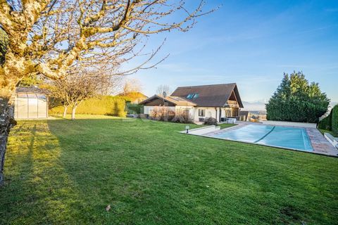 Réf934SR: Sauverny, a alguns minutos de Divonne-les-Bains, num loteamento tranquilo, esta casa isolada de 7 assoalhadas construída em 1981 em 3 andares num terreno vedado de 1.500m2 com árvores e uma piscina irá encantá-lo. É composta por uma cozinha...