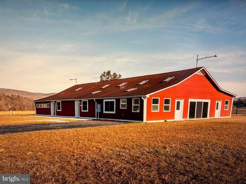 Opportunities like this don’t come around often! Here is your chance to own a newly renovated “barndominium” in Fort Valley that includes Seven Fountains Lake, barn with stables and a shop, and prime Virginia farmland. This historical property was pa...