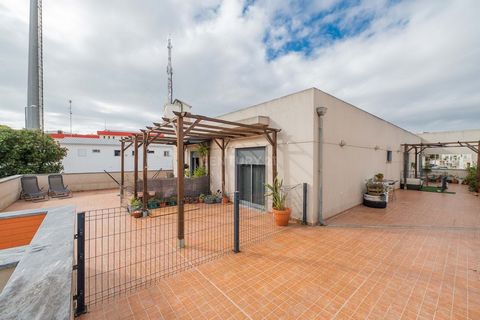 **Bright 3 bedroom apartment with terrace measuring approximately 140 meters, and 3 parking spaces in Cascais** Discover this spectacular 3 bedroom apartment in the charming parish of Parede and Carcavelos, in Cascais, where natural light is an undis...