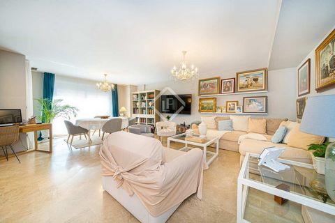 Esta vivienda de 4 dormitorio es el refugio familiar ideal en el vibrante centro de la ciudad de Alicante. Este increíble piso ofrece comodidad y conveniencia incomparables para el estilo de vida de su familia. Situada en el primera planta de un edif...