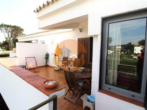 Vilamoura! Apartment with 20m2 Terrace in Condominium with Swimming Pool! Located in a residential area of Vilamoura, surrounded by green spaces, just a few minutes from the beaches and the Marina. This apartment consists of an entrance hall, living ...