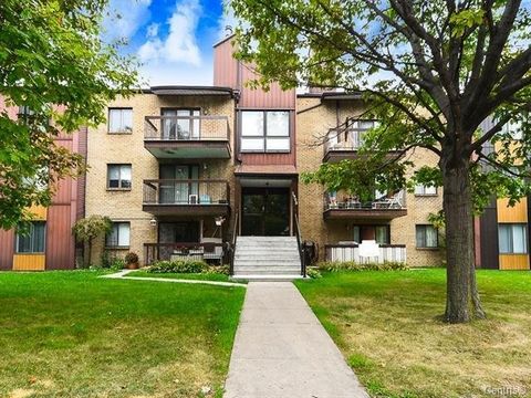 Very large condo with 3 BEDROOMS! Area 1122 square feet. Living room with built-in electric fireplace, large very friendly open concept dining room and a functional kitchen with lots of cabinets. The location is strategic as this condo is located in ...