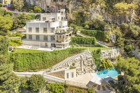 Esta villa de estilo Art Deco magníficamente renovada en Cap d'Ail ofrece los acabados de lujo más altos y una mágica vista panorámica al mar. Ubicada entre Mónaco y Cap Ferrat, esta es la mejor villa de estilo de vida de la Riviera francesa. El acce...