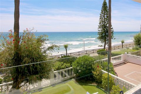 Located in Estepona. A beautiful and stylish beachfront apartment with three bedrooms and two bathrooms. This fantastic property offers comfortable accommodation for up to six guests. The apartment is distributed on two levels, the master bedroom is ...
