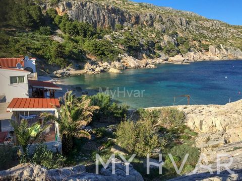 Discover this charming house nestled in the serene and picturesque bay of Zaraće, boasting an inviting atmosphere and stunning sea views. Situated on a plot of 127 m², the house itself spans 50 m² and embodies the traditional Dalmatian architectural ...