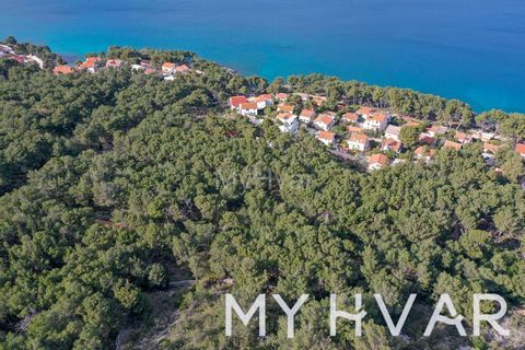 Cogli l'opportunità di possedere una fetta di paradiso con questo terreno edificabile sopraelevato a Vitarnja. Goditi le viste mozzafiato sul mare e l'ambiente ideale per costruire la villa dei tuoi sogni. Situato tra Vrboska e Jelsa, questo luogo tr...