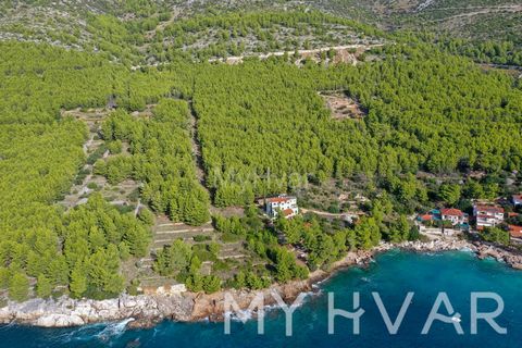 Explore the extraordinary potential of this expansive land located in the coveted T2 construction zone of Petrovac nestled on the west part of Zavala on the idyllic south side of the island. Spanning an impressive 550,000 square meters, this parcel o...