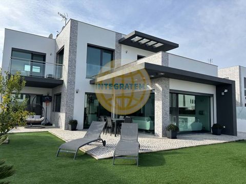 Located in Bombarral. Fantastic modern 4 bedroom villa, recently built, with magnificent views over the Serra de Montejunto and the famous garden of Eden, just 5 minutes from the village of Bombarral, as well as the A8 motorway and just 20 minutes fr...