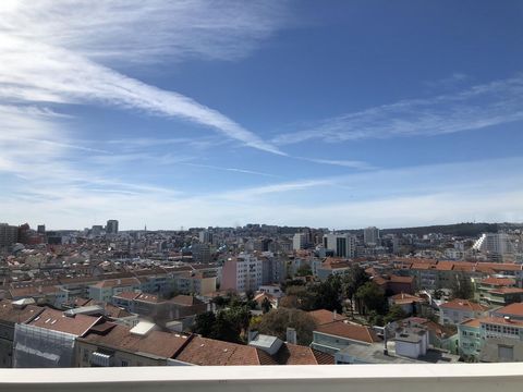 Living in the city center is a privilege, and the Alvalade area, which is so familiar, with generations of neighborhood life, is undoubtedly one of the best. Always well served by public transport, such as the metro. Quick access to Lisbon's main exi...