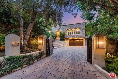 Gelegen in prime Encino binnen Rancho Estates ligt deze moderne mediterrane villa met high-end afwerkingen, luxe voorzieningen en een lay-out die uitstekend is voor entertainment. Met iets meer dan 8.000 vierkante voet achter poorten en volwassen bom...
